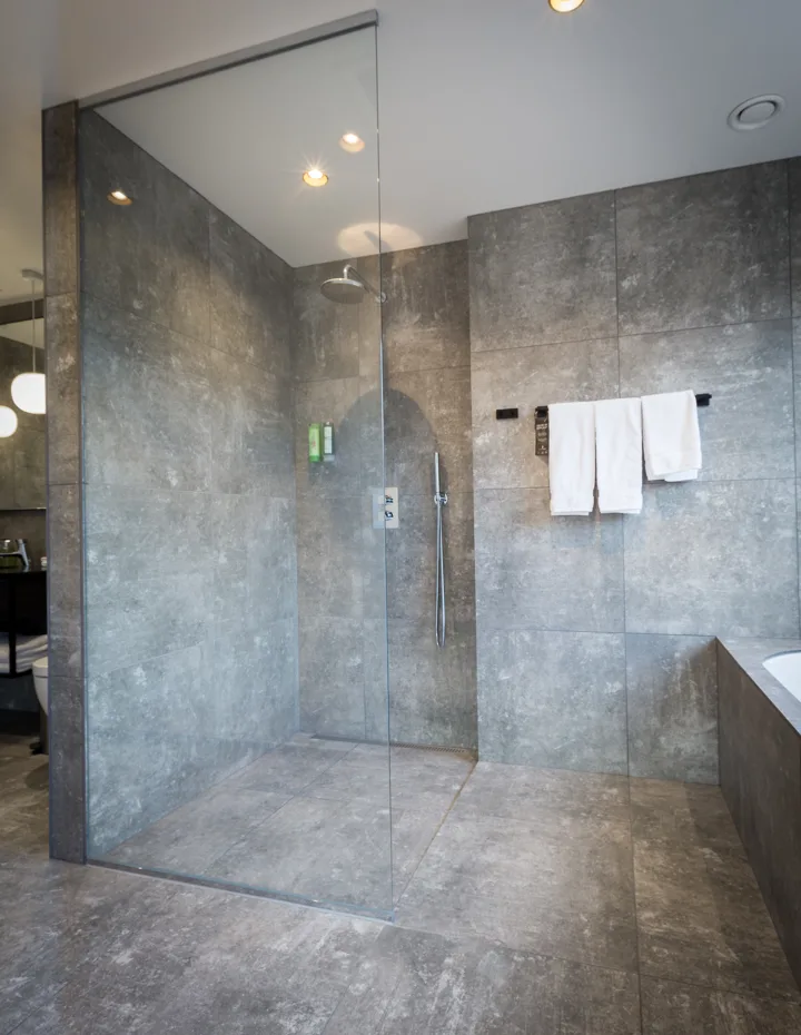 Fosshotel Glacier Lagoon Executive Suite Bathroom