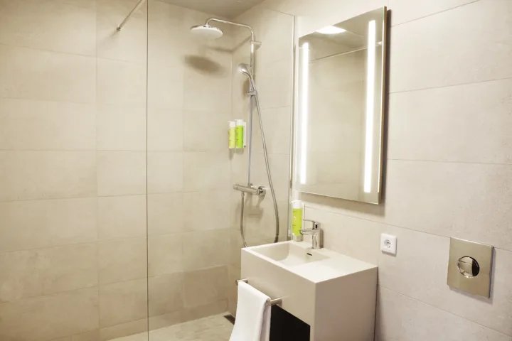 Fosshotel Reykholt Family Room Bathroom 