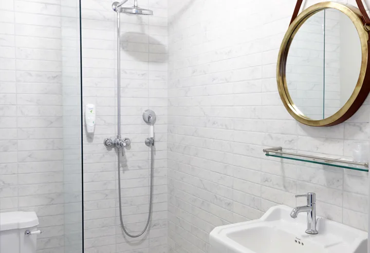 Fosshotel Baron Deluxe Room Bathroom 