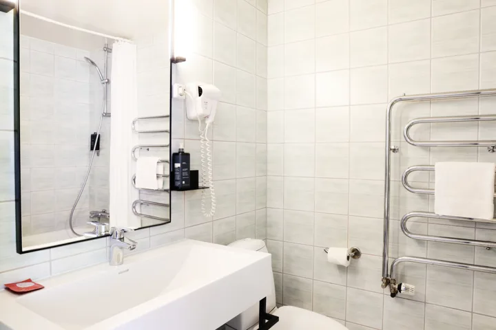Fosshotel Lind Family Room Bathroom