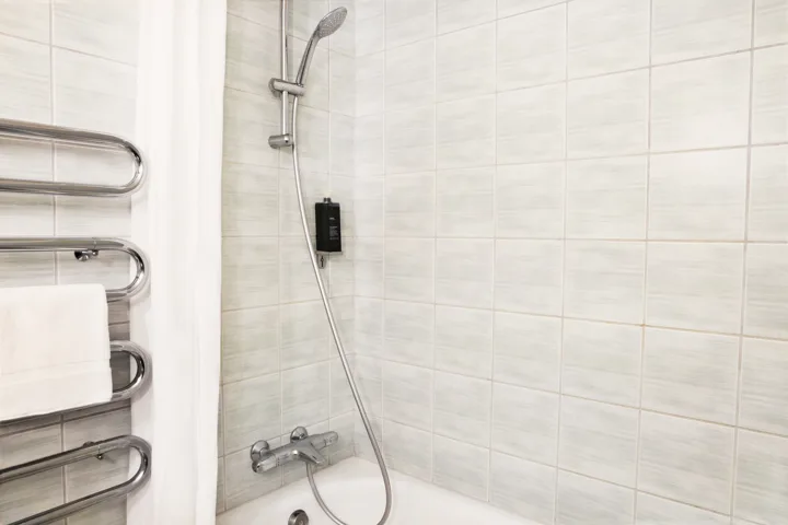 Fosshotel Lind Family Room Bathroom 