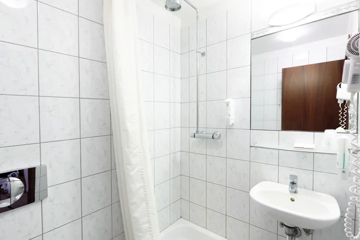 Fosshotel Baron Quadruple Bathroom 