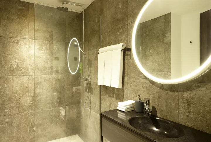 Fosshotel Glacier Lagoon Triple Room Bathroom