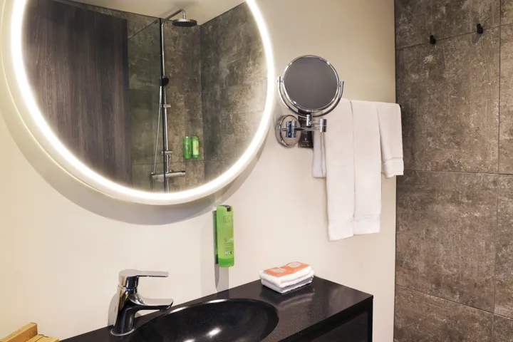 Fosshotel Glacier Lagoon Standard Double Mountain View Bathroom 