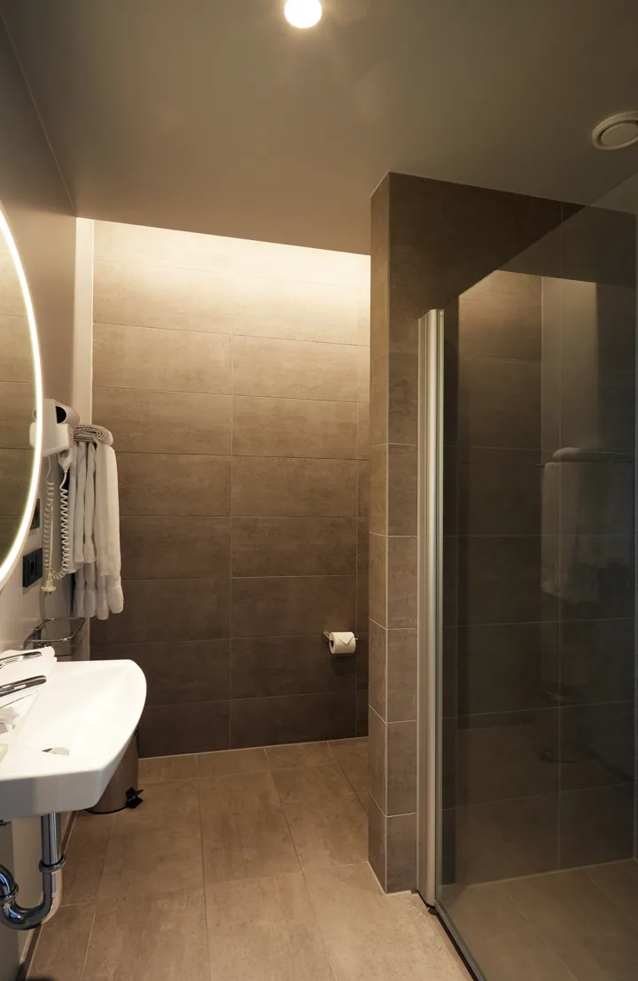 Fosshotel Húsavík Family Connecting Rooms Deluxe Bathroom 