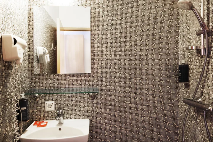Fosshotel Lind Triple Bathroom