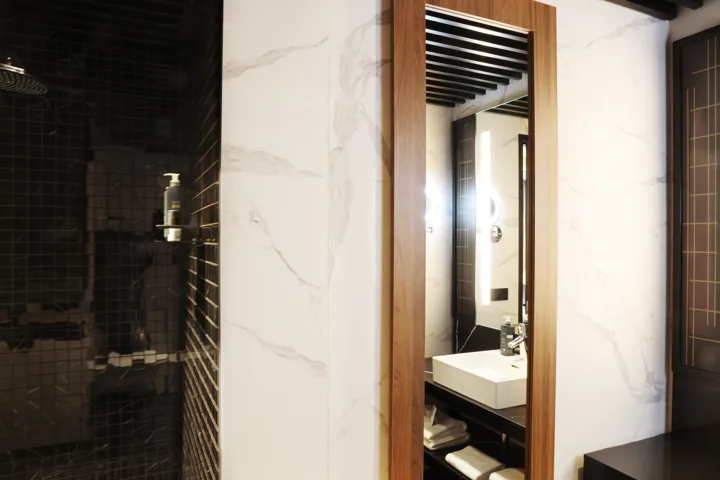 Hotel Reykjavik Saga Standard Bathroom 